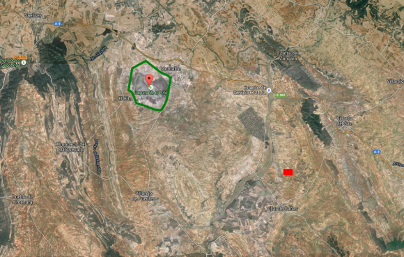 Mapa de la situación actual. El perímetro de la ZEPA "Laguna de el Hito" está marcado en verde; en rojo, la ubicación prevista para el ATC.